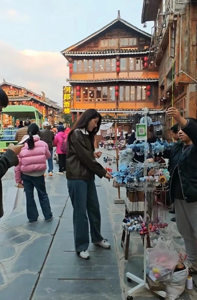 说实话，曾黎不愧为中戏公认的美人，路人镜头下的她确实美得出色。 ​​​