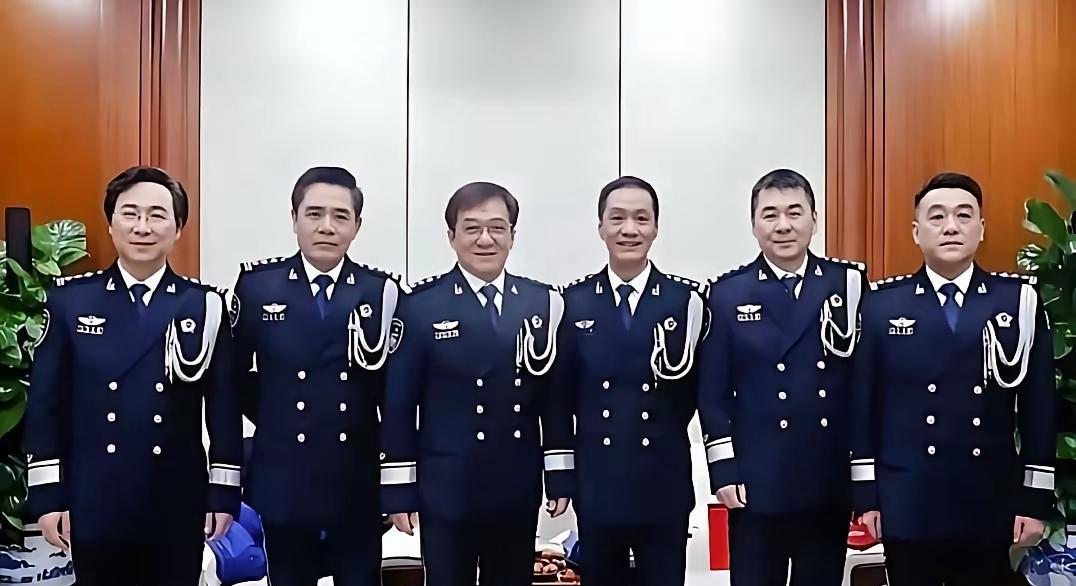这6位大帅锅，穿上警服，配上警衔，各个精神抖擞，威风凛凛！你觉得他们6位，谁更像