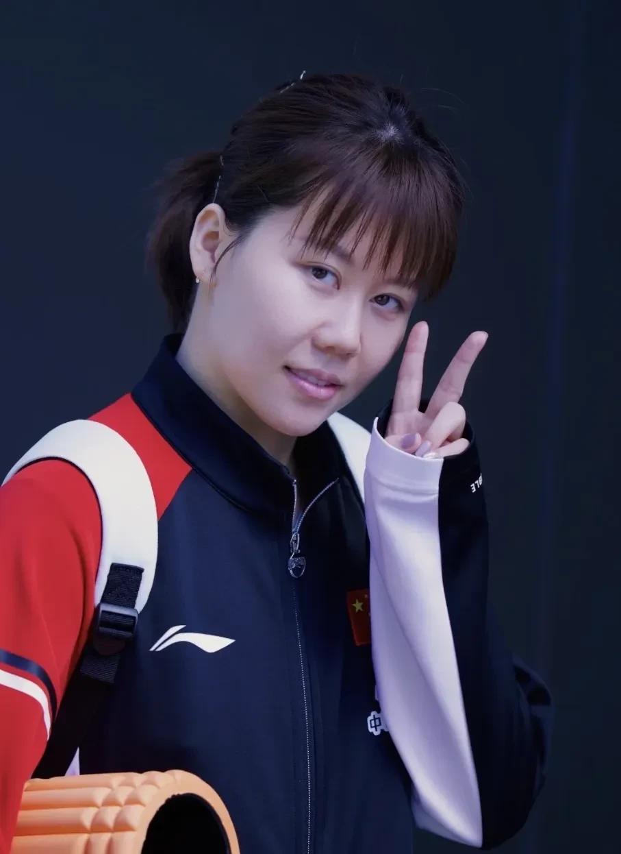 昨晚女单首轮比赛结束后，陈幸同对着镜头又贡献了两个经典瞬间。
被问到获胜感受时，