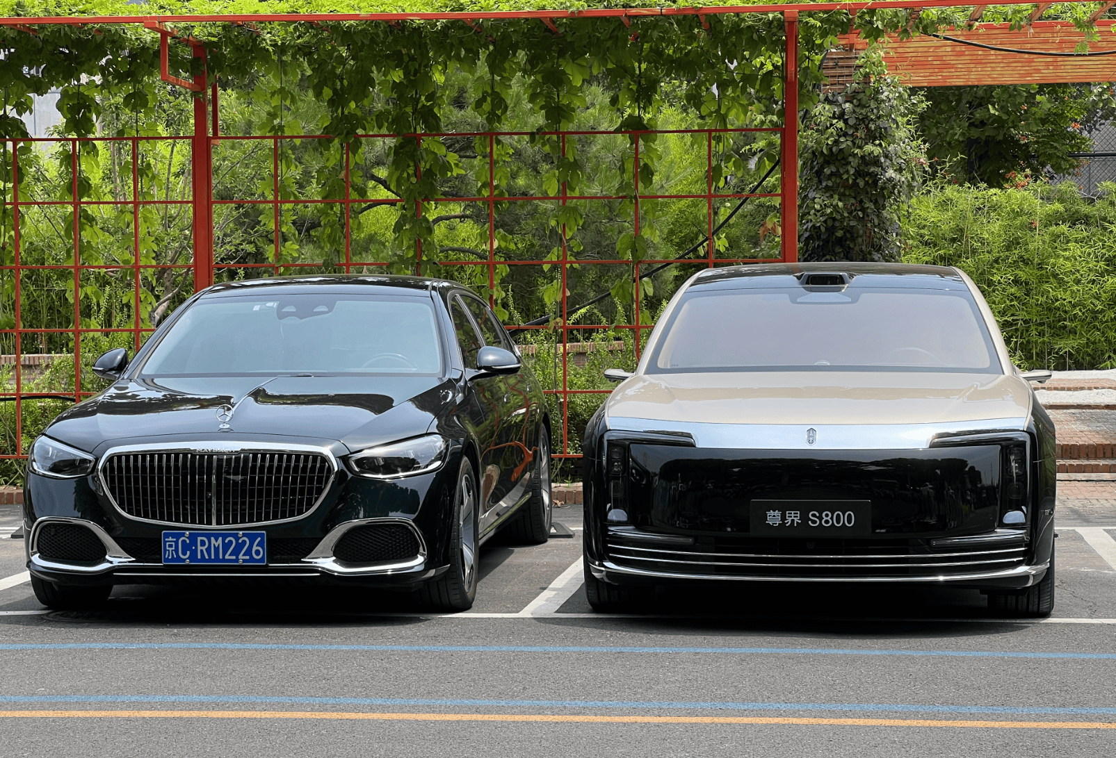实拍对比，迈巴赫S480和尊界S800，哪边气场更强？
一个是德国工业的著名豪车