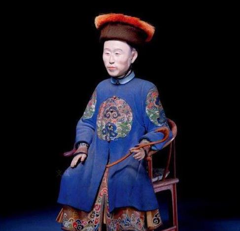 生于乾隆四十一年的第八代礼亲王昭梿，袭爵十年后遭嘉庆帝一日内连颁四道严旨，痛斥其