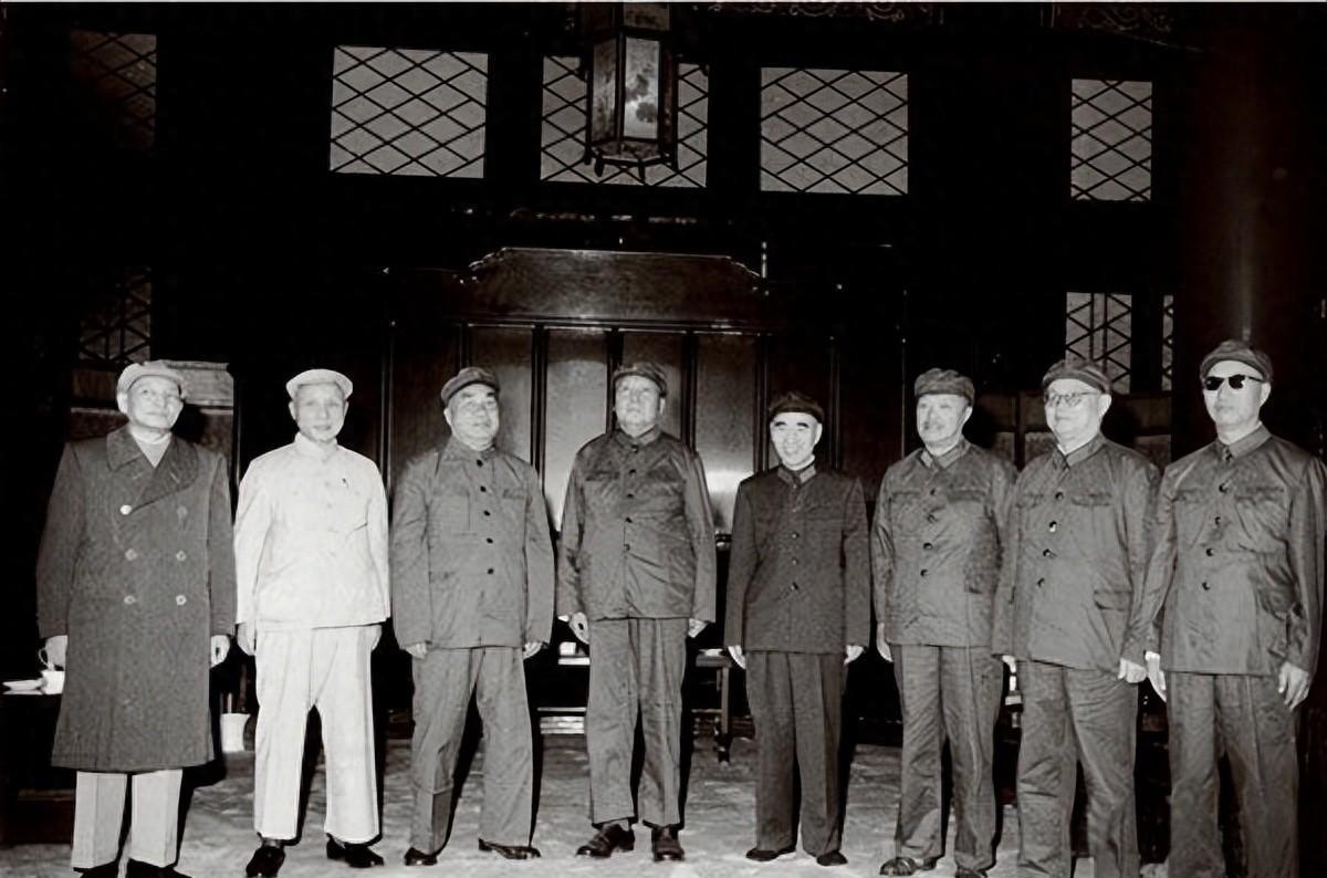 毛主席时代，十大元帅中只有两位不是政治局委员，他们都是谁？
“1975年12月，
