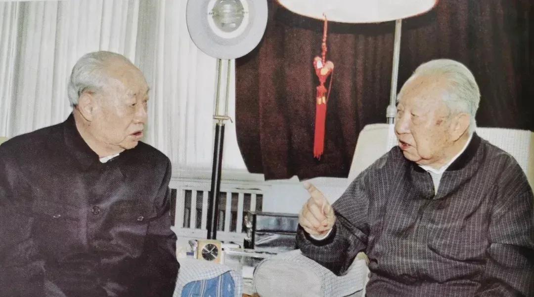 2003年，华国锋与汪东兴在一起，亲切交谈，嘘寒问暖，笑容满面，举止温柔，温暖又