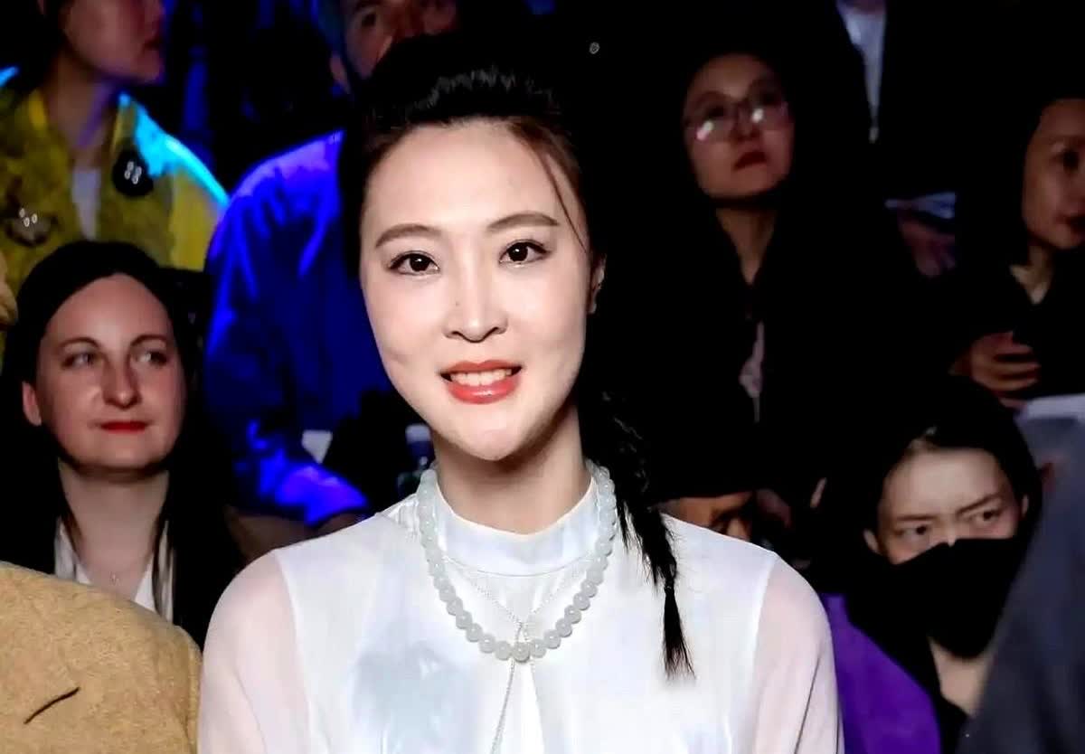 惠若琪根本就不是在解说。
她是在替场上的姑娘们着急。
是恨不得自己撸起袖子冲