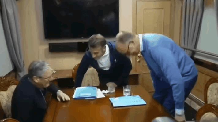 要说马克龙斯塔默默茨
这三巨头
在众目睽睽之下
还有什么猫腻
那是不是有点
诬辱