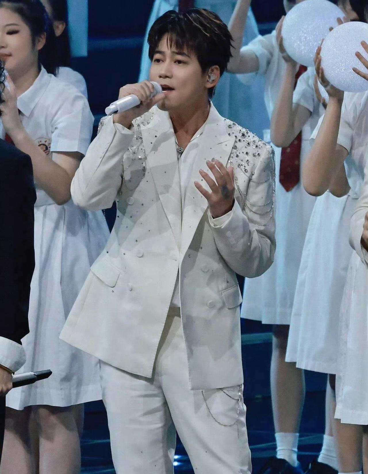 苏醒唱歌跑调，居然还回应跑调否认自己唱功有问题，质问网友。
不进则退，苏醒被吐槽