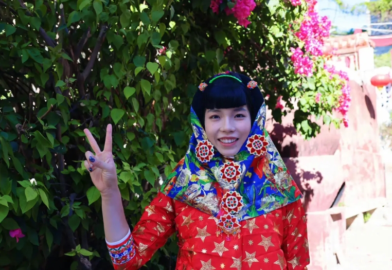 庄宇姗回闽南，簪花造型美翻了！

庄宇姗的身高1米82，这在女排主攻中个子不占优