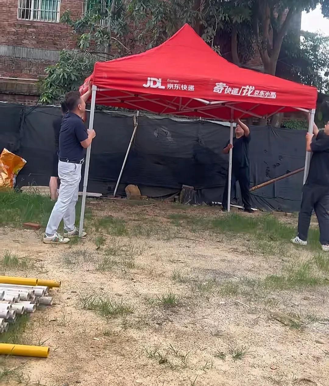 全红婵家开始建房子后，墙上的广告才开始只有别墅建造，慢慢其它品牌多起来。
当墙不