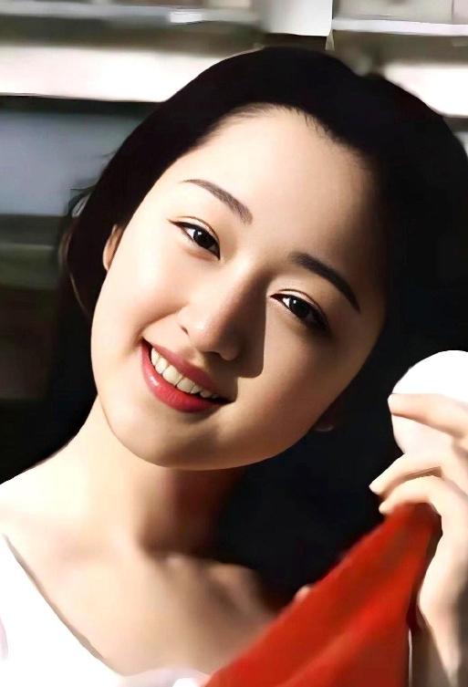 杨钰莹哪哪都好，就是有一个很致命的缺点。不是唱功不好，也不是长得不甜，而是年轻时