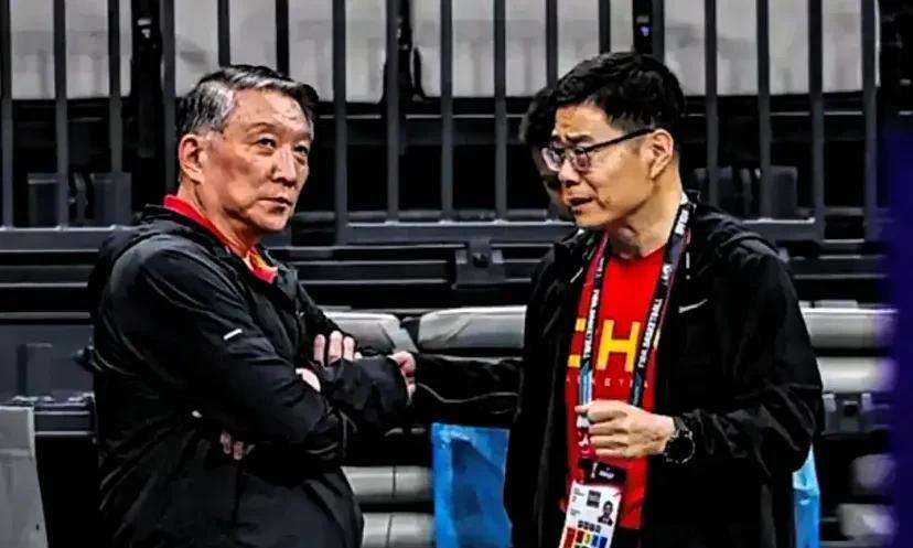 郭振明主席正为宫鲁鸣教练的去留问题苦恼不已，换也不是留也不是。
不换吧，宫导带着