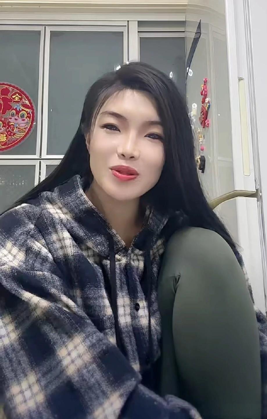 让嫂重新定义了反网暴。她在直播时说了，本来她好好卖票，德某社的某些粉丝骂她网暴她