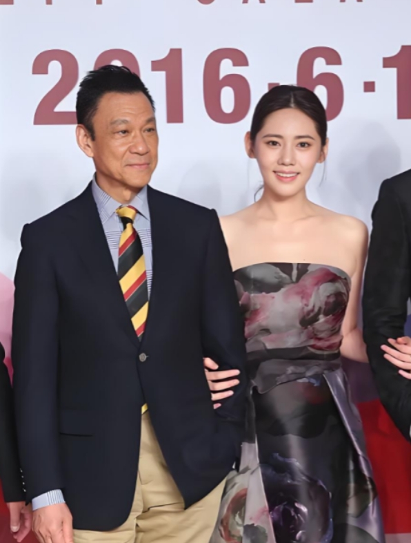 2011 年，65 岁的王学圻做出了一个震惊圈内外的决定，不顾结婚 40 年的发