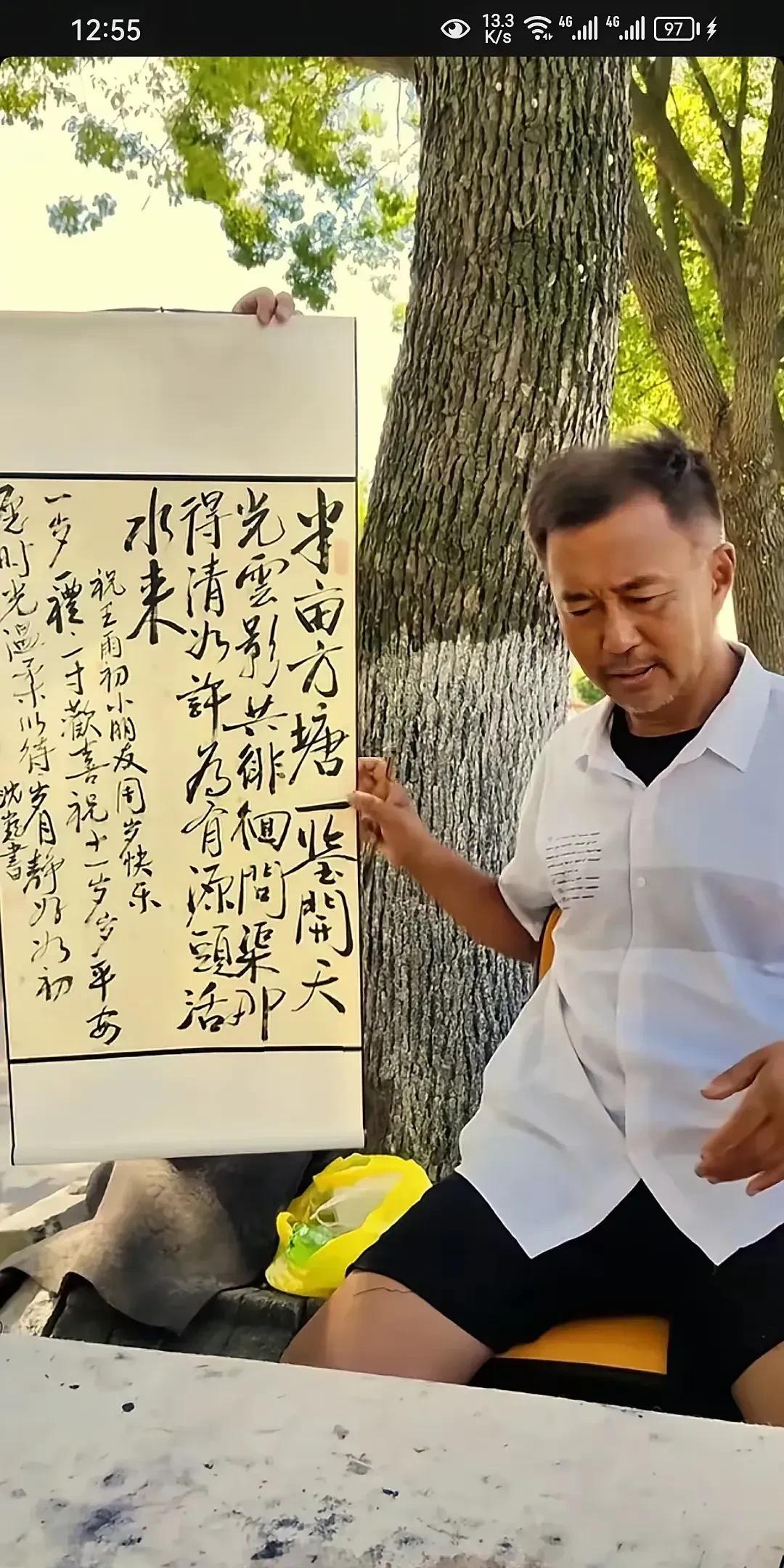 多读了几本书，加上伶俐的口舌就受到万民追捧。董宇辉和沈巍这样学富五车、满腹经纶的