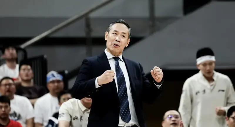 许利民总决赛逆风翻盘。
北京男篮在比分上落后于对手，不少北京球迷纷纷帮许利民支招