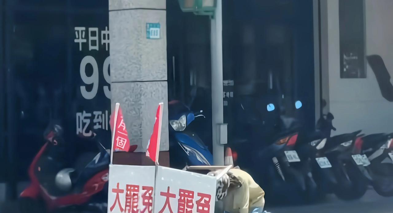 岛内绿营有青鸟疑似“魔怔”了！
岛内“大罢免”投票进入倒计时，绿营方面各种招数都