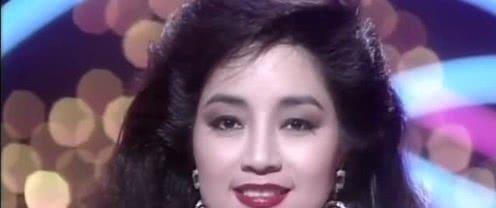 1983年，何鸿燊给徐小凤颁奖，直勾勾的盯着她丰满的身材说：“你挣了这么多钱，今