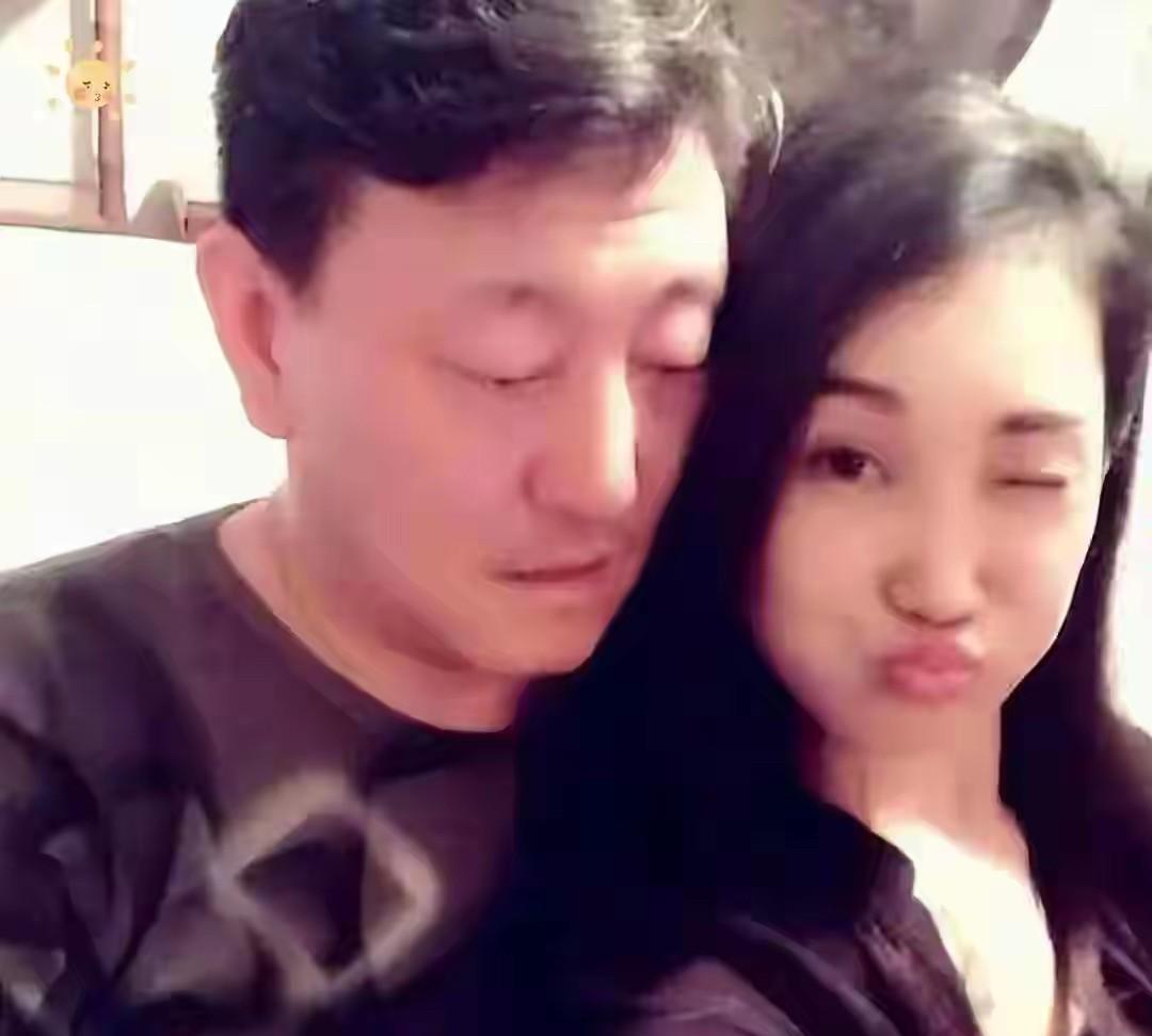 现在的明星啊都是一个样，人前人五人六，背后一地鸡毛！都离不开一个色字，昨天开始网