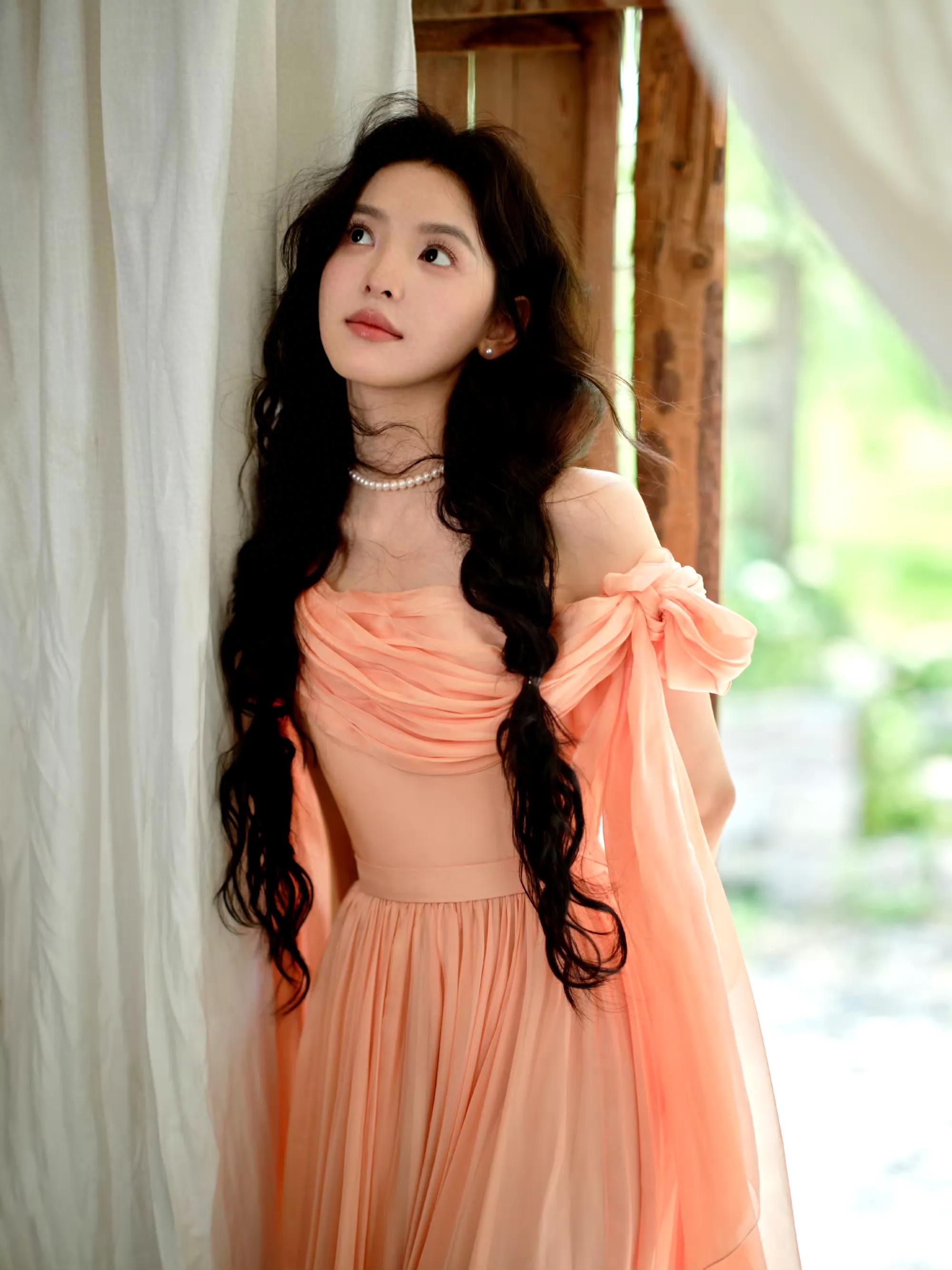 章若楠橙色抹胸礼裙， 夏日的阳光少女
