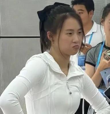 陈芋汐这不屑一顾的小表情是冲谁呢？
哈哈，双手叉腰，嘟囔个小嘴，不至于吧？
全红