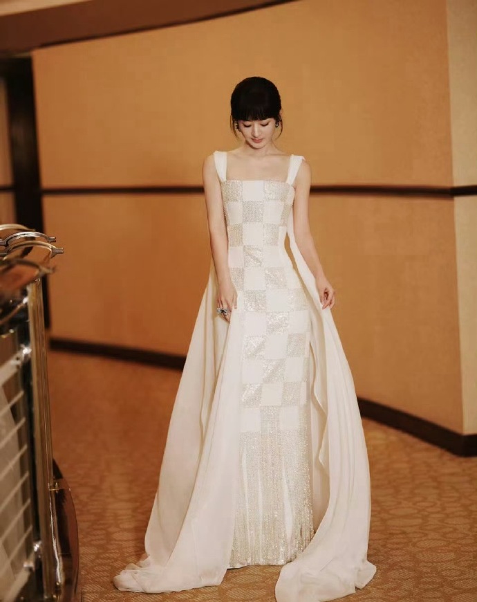 工作室提升下审美吧，好难评的裙子和刘海，这条连模特穿了也不好看