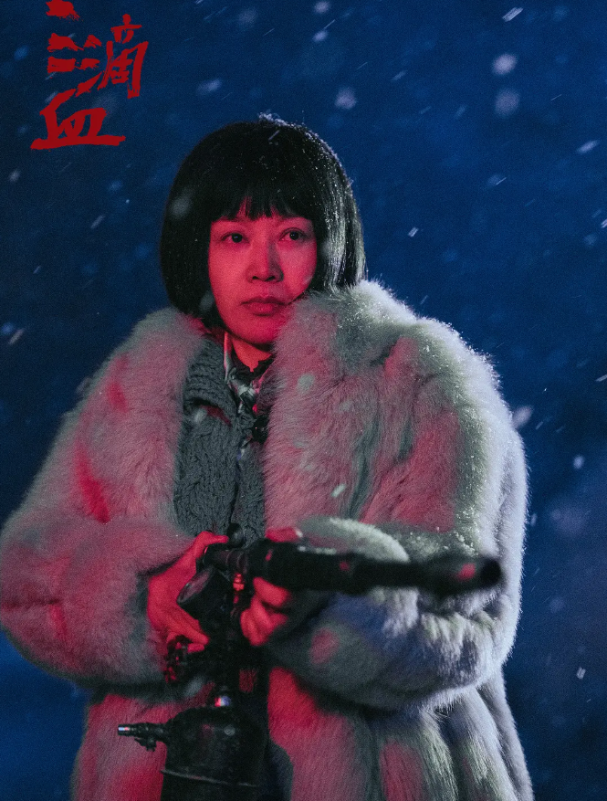    抱着看犯罪爽片的心态，却被《三滴血》的寒冽现实击中。它无意提供廉价的情绪宣