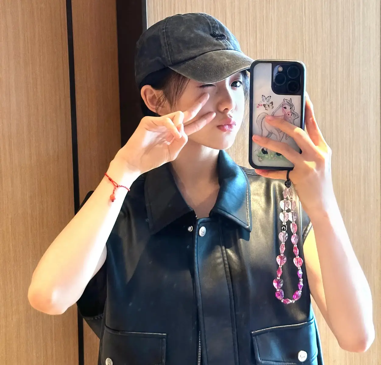 刘浩存对镜自拍少女感十足 wink比耶俏皮可爱
