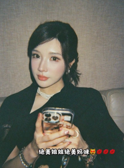 戴燕妮对粉丝是真的用心。不仅收下粉丝送的胶片相机，还亲自用它拍下好多照片作为回礼