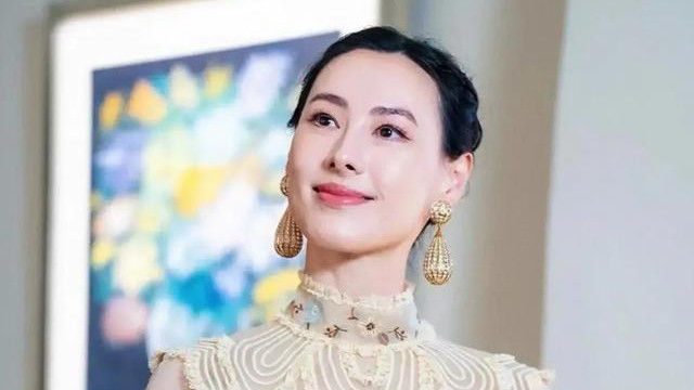 从6月12日梁洛施被媒体拍到和内地导演兼演员的马浴柯甜蜜牵手外出用餐后，两人的恋情算是彻底坐实了