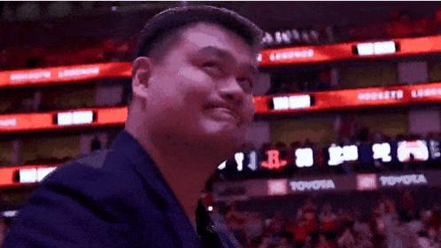 致敬传奇！比赛暂停期间，火箭主场致敬传奇名宿姚明