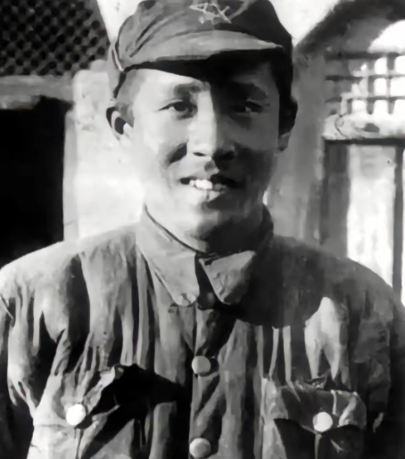 1936年，廖承志结束长征，到达陕北，拍了一张军装照片，寄给母亲，给母亲何香凝报