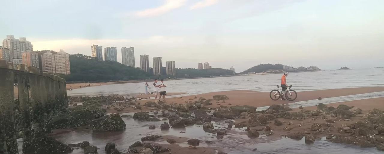 早上我还没起床的时候，我老公就发过来一张自拍。
我迷糊的睁开眼睛一看，我老公已经