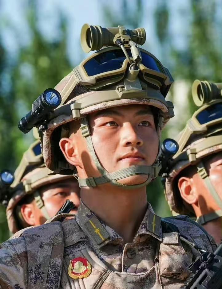 泪目了！汶川地震那个被救小男孩，以空降兵少尉身份参加阅兵！
哇塞！真的全身鸡皮疙