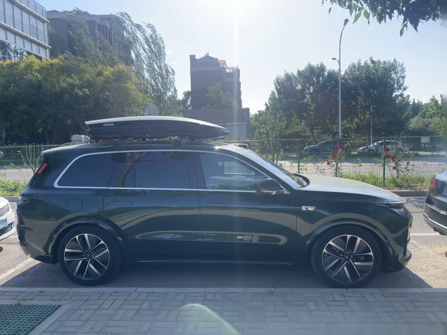 理想L9侧颜就是一个字大
本人从20多岁开始到现在成家立业也大大小小换过了不少车