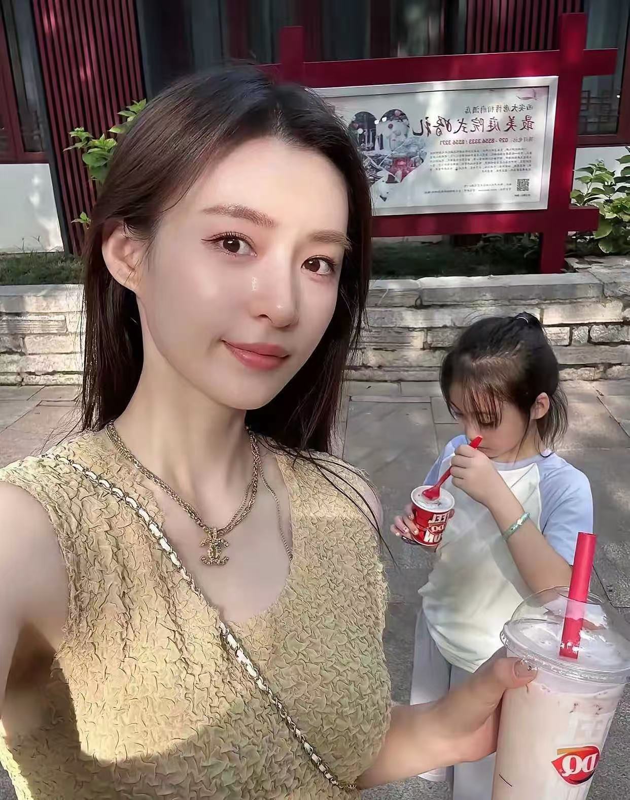 将来这个小女孩能否比她妈妈长的漂亮呢？