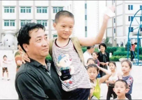 1998年，姜昆收养了一个6岁的小男孩，却遭到了妻子的不满，妻子连夜从国外赶回来