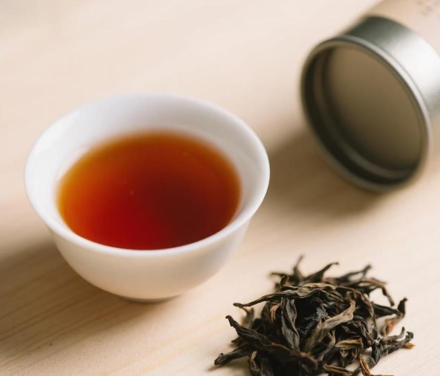 一名英国探员潜入武夷山，偷走茶树与技艺，最终改写了全球贸易格局。喝一口红茶，你能