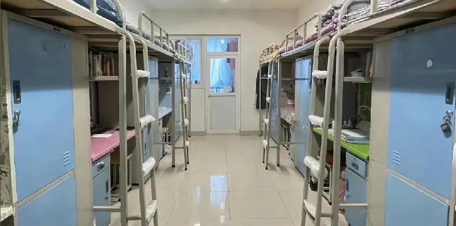 为什么很多人反感大学宿舍8人间？我觉得大学生8人家是非常好的配置，多了拥挤，少了