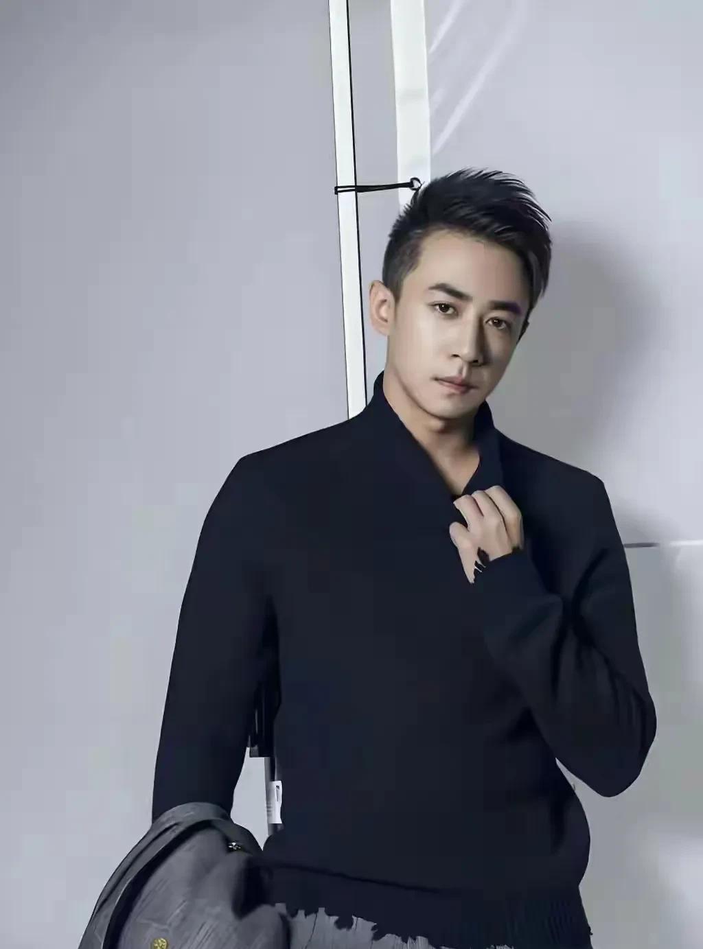 我的天啊！这个精致的帅小伙儿，竟然是张维伊。
原来他也曾经好看过，太不可思议了。