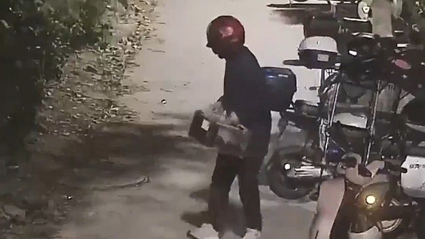 失败到被亲儿子举报！儿子举报父亲偷电瓶 民警现场叹息