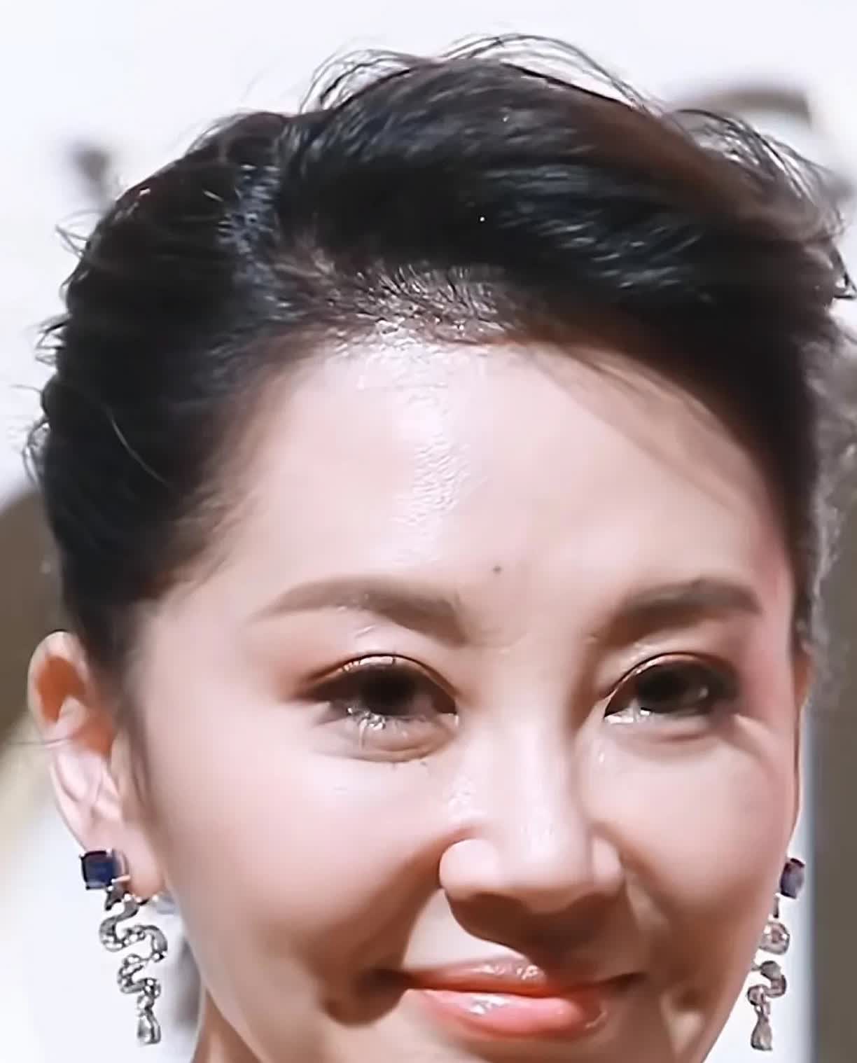 50多岁的许晴是真美，皮肤又白又嫩又清透，完全就是从来没有经受过一丝风霜的感觉，