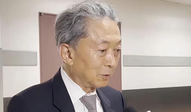 9月4日鸠山由纪夫返回日本，说了这样一段感人的话！
鸠山由纪夫在东京机场接受记者