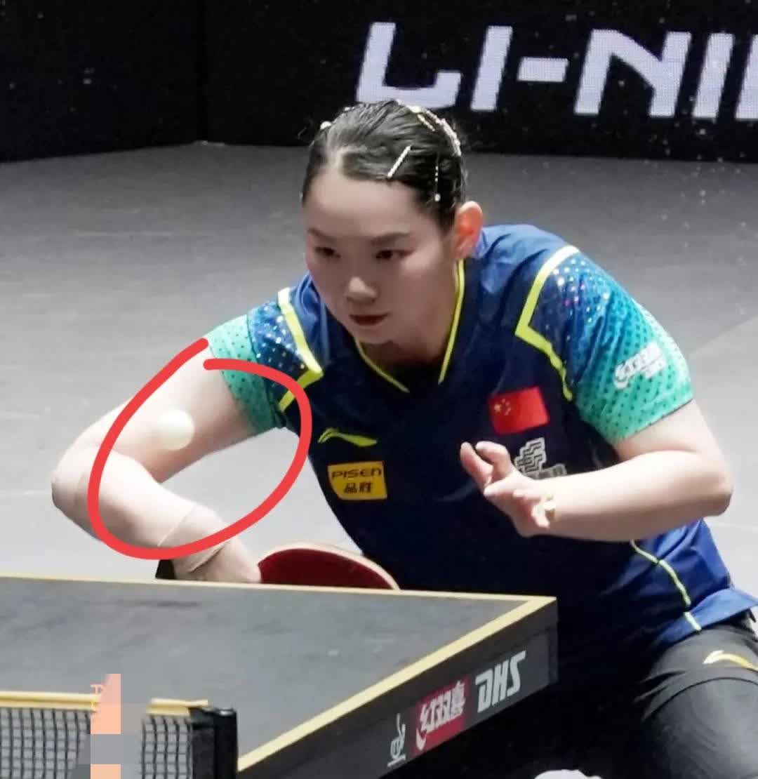 何卓佳啊何卓佳，
要我说你什么好呢
在本场比赛中，你挑战队友发球遮挡成功了，