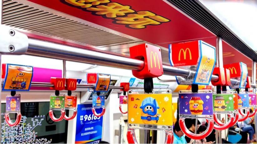 小方瓶二锅头破圈，地铁拉环广告能否成为品牌新宠？