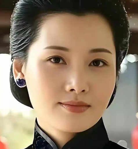 她比朱琳还美，身材，气质，美貌，演技，都超过朱琳
她美了一辈子，年轻时高颜值，倾