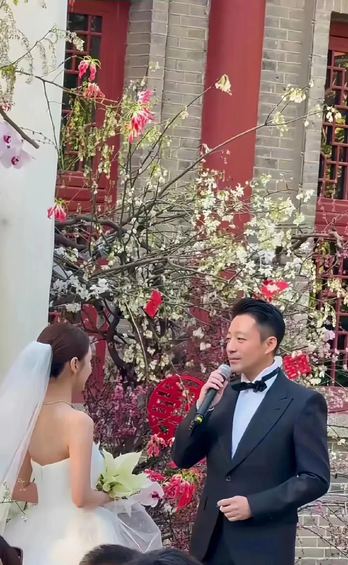原来汪小菲举办婚礼的场所并不是普通的四合院，而是北京郡王府饭店。
这家酒店的前身