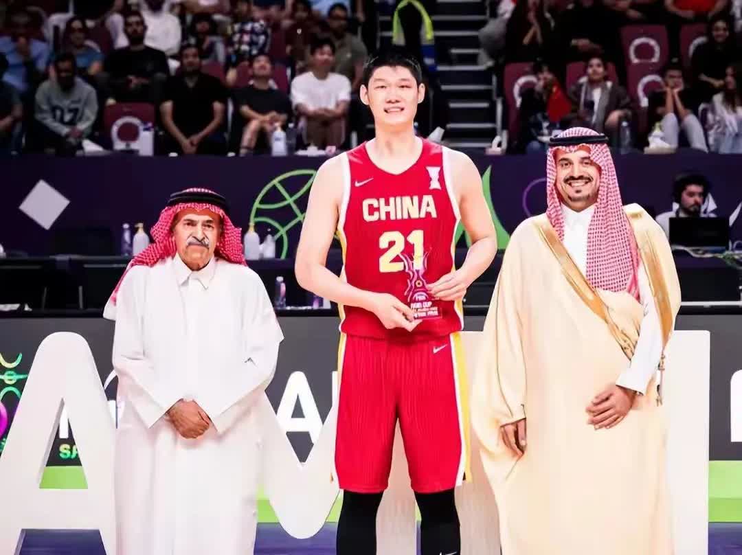 胡金秋厉害呀，当之无愧的亚洲杯——篮板王
各种数据统计:

1、场均:24
