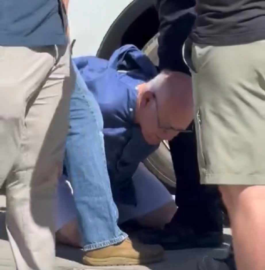 更正：警方已确认枪击事件后被拘留的那人并非枪手。第一时间认错了。
美国知名保守