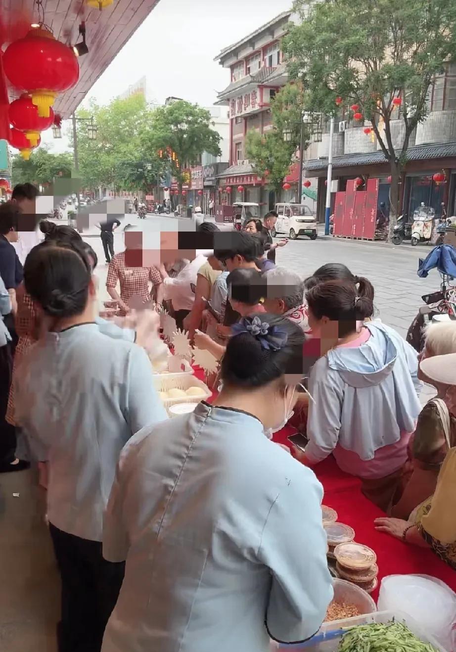 寿县餐饮业的自救，大酒店门口卖起热菜了
安徽禁酒令的情况下，各大餐饮品牌也是经历