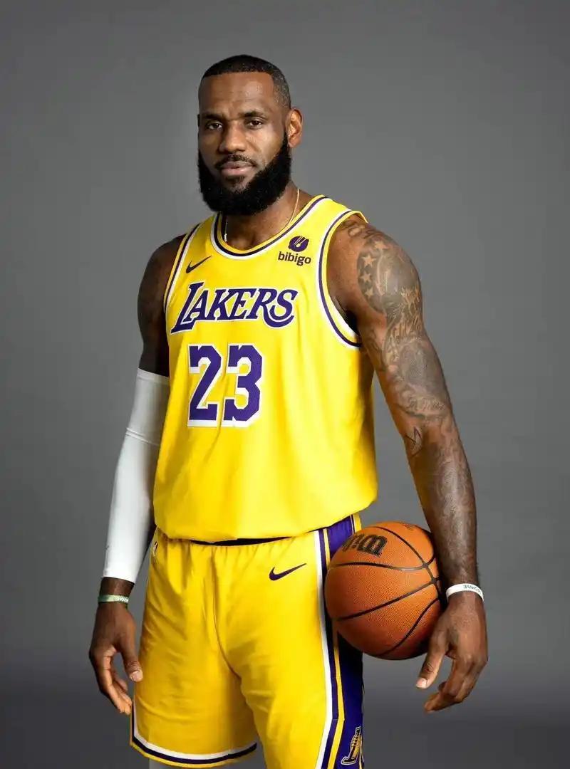 事实证明：NBA已经到了改朝换代的时候了！
随着勇士和湖人两大豪门的早早倒下，随