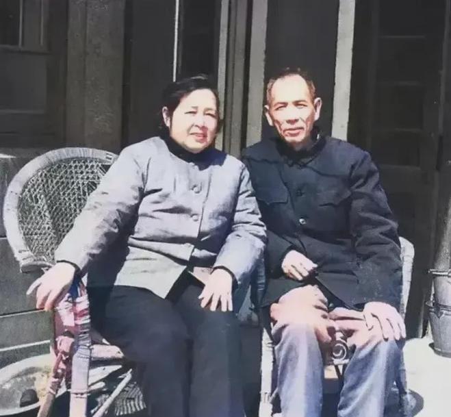 这是1982年，脱下军装的原南京军区司令员丁盛和妻子在其住所留下的这张珍贵的合影